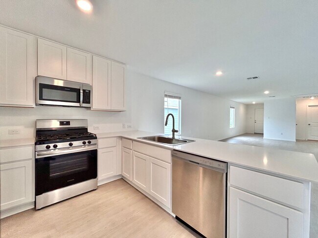 Building Photo - Charming 3/BR 1/BA Home with Spacious Back...