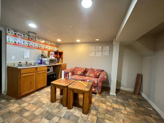 Building Photo - AVAILABLE NOW! Move-In Special! Half Off F...