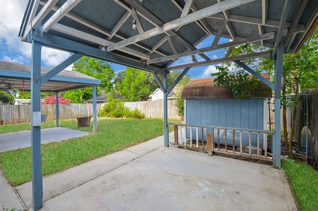 Building Photo - 3722 Brier Gardens Dr