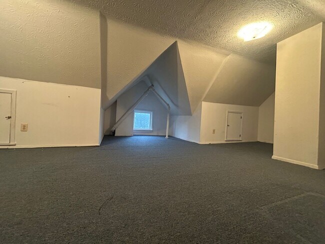 Building Photo - Charming 3-Bedroom Property in Prime Location