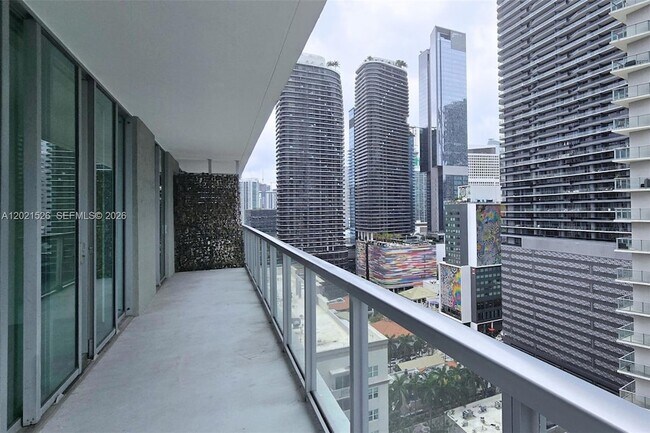 Building Photo - 1111 SW 1st Ave