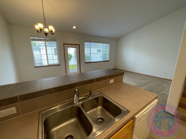 Building Photo - Sunnyside Townhome Close to Restaurants  &...