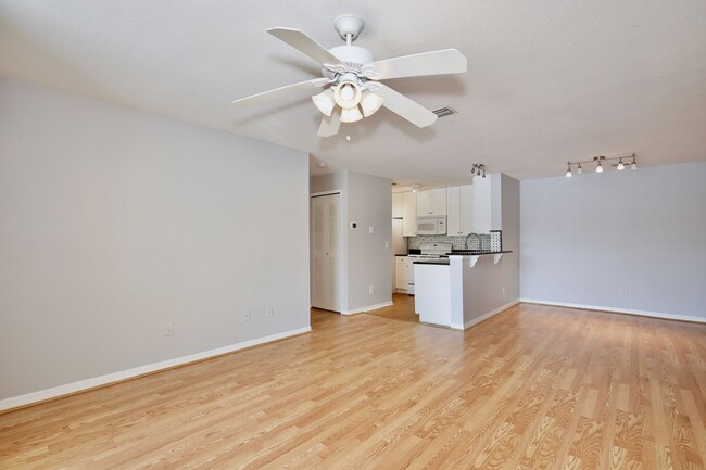 Building Photo - Charming 2/2 Spacious Condo with a Screened Balcony in the Highly Desired Dr. Phillips Area - Orl...