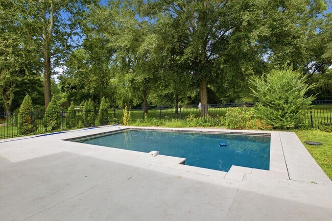 Building Photo - Charming Brentwood Home with In-Ground Pool