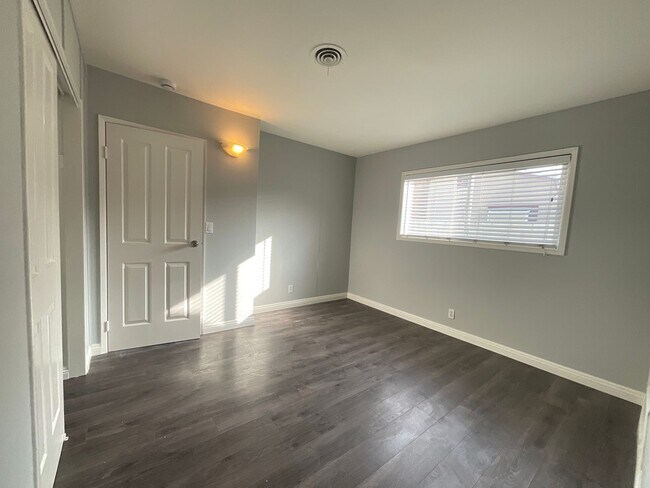 Building Photo - 3 Bedroom 2 Bathroom Single Story Home