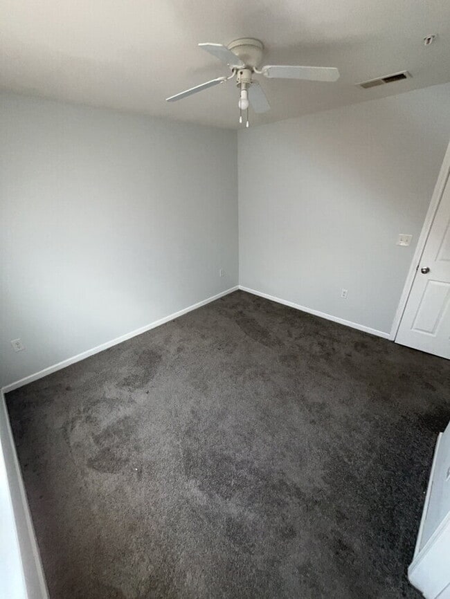Building Photo - "Charming 1-Bedroom Townhouse Retreat on Campus Drive!"