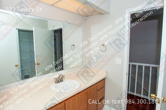 Building Photo - 522 Finley St