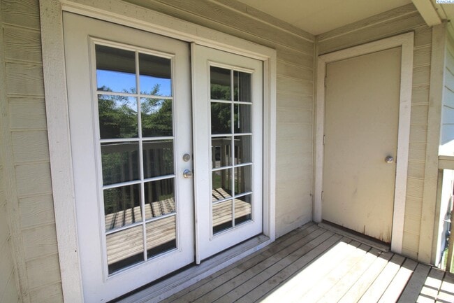 Building Photo - Updated 2 Bed/1 Bath Kennewick Apartment i...