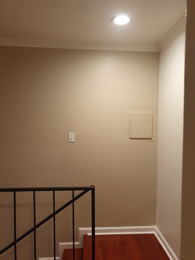 upper floor corridor - 20202 Cohasset St