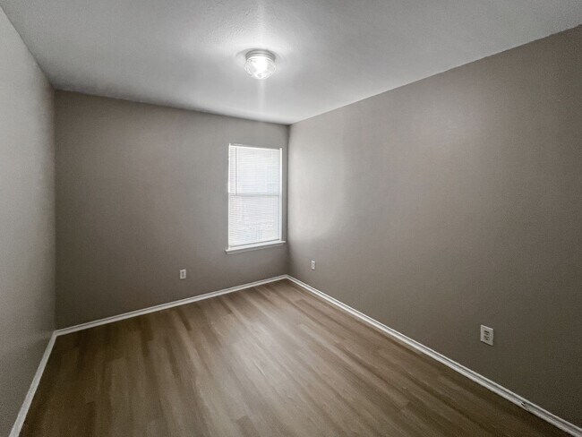 Building Photo - 2325 Kingsway Dr