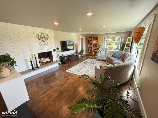 Building Photo - 4TH OF JULY MOVE IN SPECIAL!! Beautiful Fu...