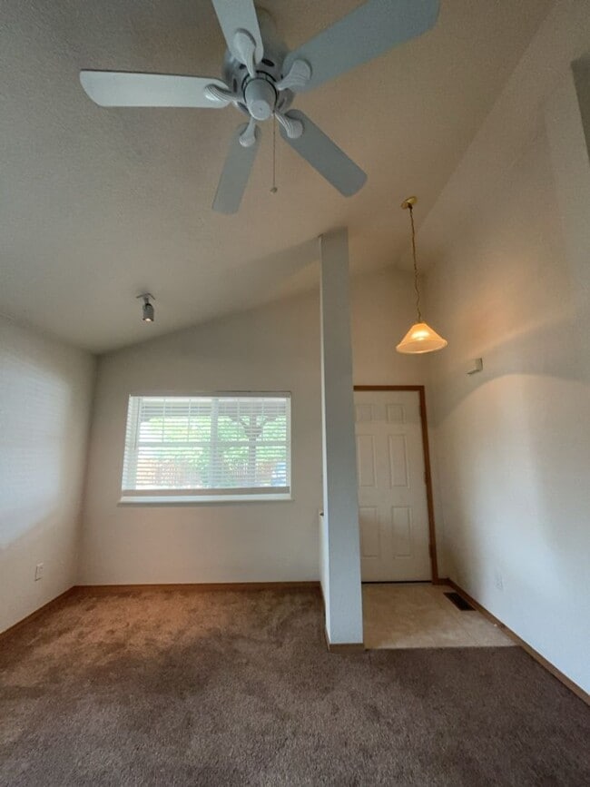 Building Photo - Centrally Located - 3 Bed - 2 Bath - Fenced Yard