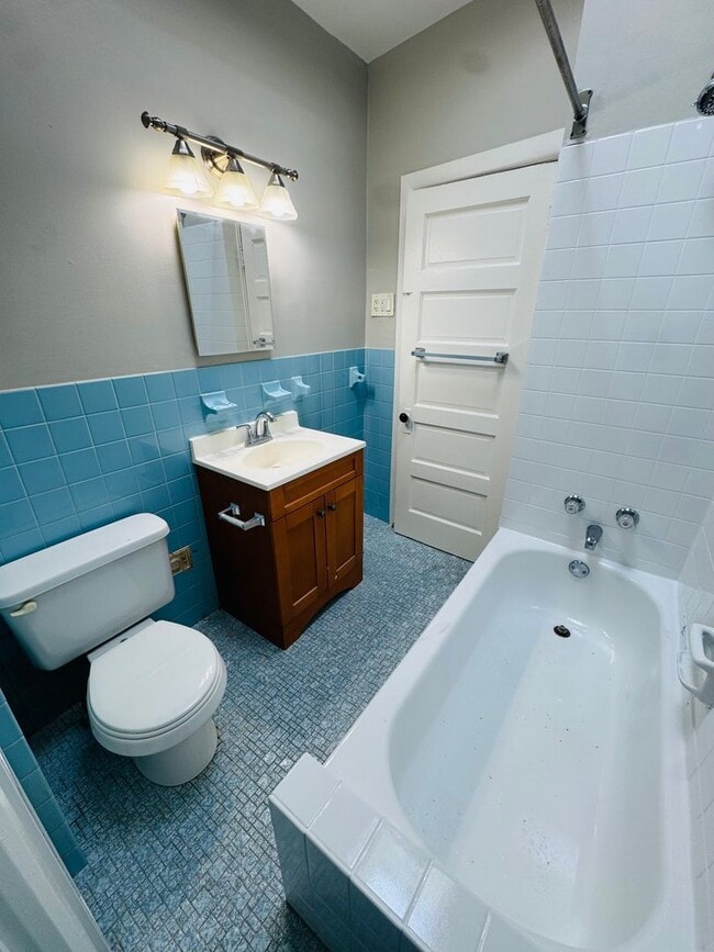 Building Photo - Remodeled 3bd/1 House with Rear yard!! SEC...