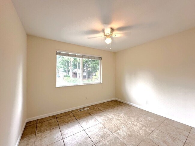 Building Photo - Updated 5 bedroom 2.5 bathroom home in Uni...