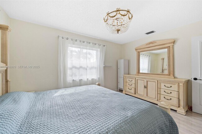 Building Photo - 1935 Arthur St