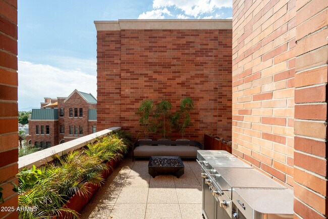 Building Photo - 50 W Palm Ln