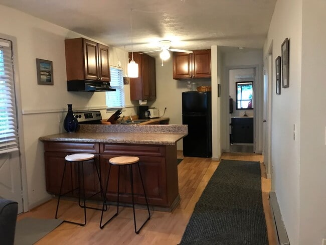 Building Photo - Lakefront Living with Stunning Views