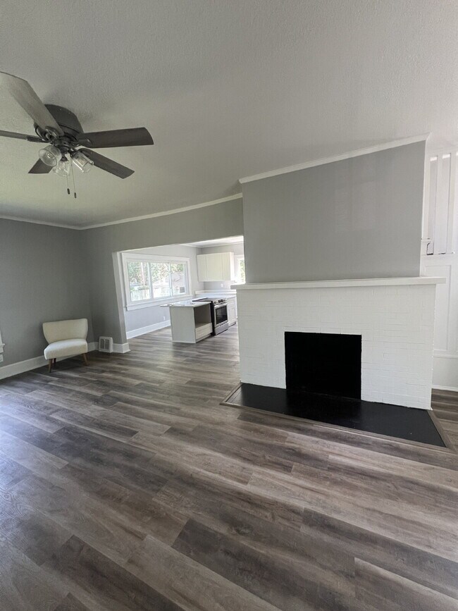 Building Photo - 3 bedroom / 2 bathroom home with Fenced Backyard For Rent on the Popular Kingman Blvd!