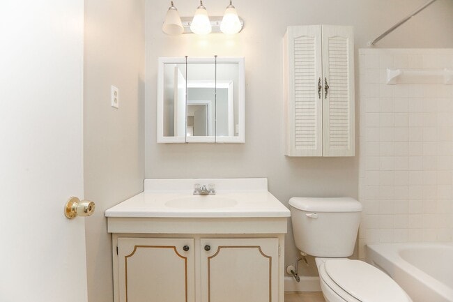 Building Photo - Spacious Townhome Updated Throughout!