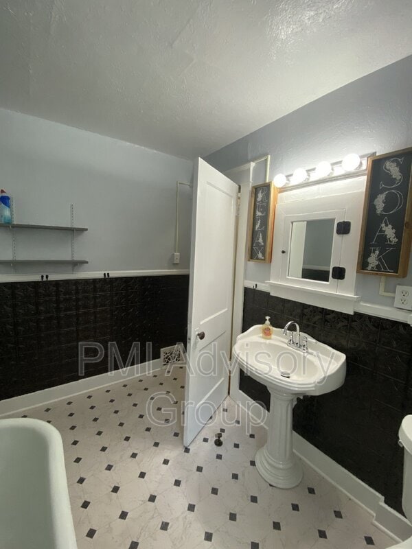 Building Photo - 908 SW 12th St