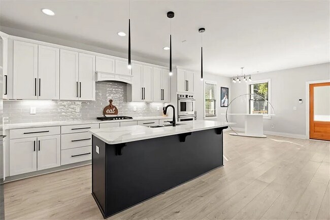 Building Photo - Spacious 4BR/4BA Home in Prime College Park Location