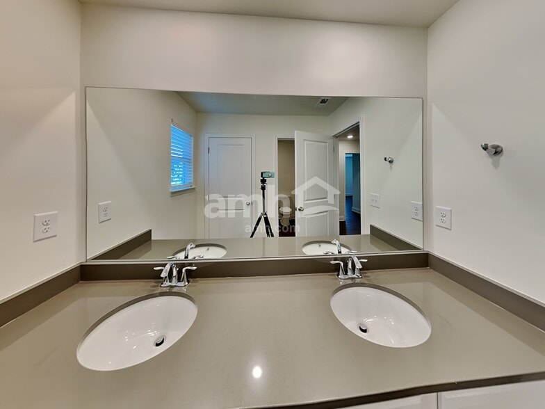 Building Photo - 2062 Windsor Park Ave