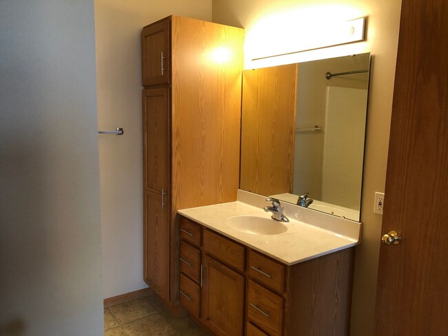 Building Photo - 3 Bed 2 Bath Twin Home