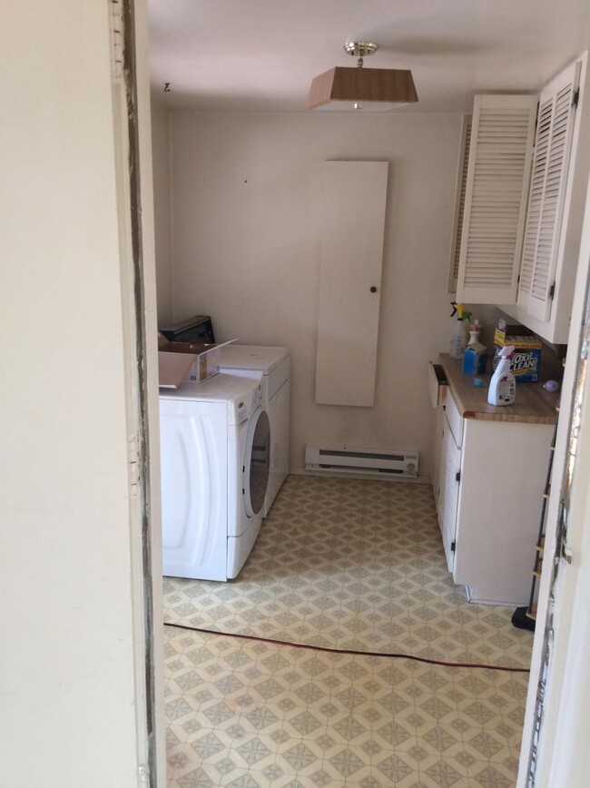 7 view from kitchen into utility laundry room - 1640 Columbia Dr SE