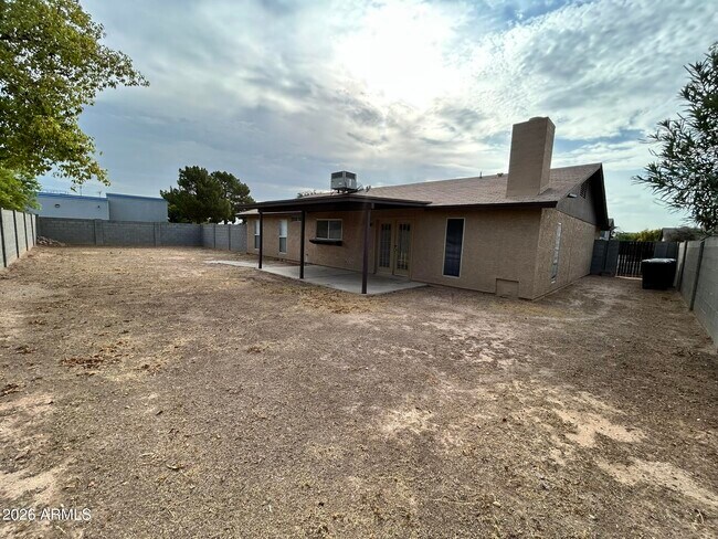Building Photo - 3226 N Sycamore Pl