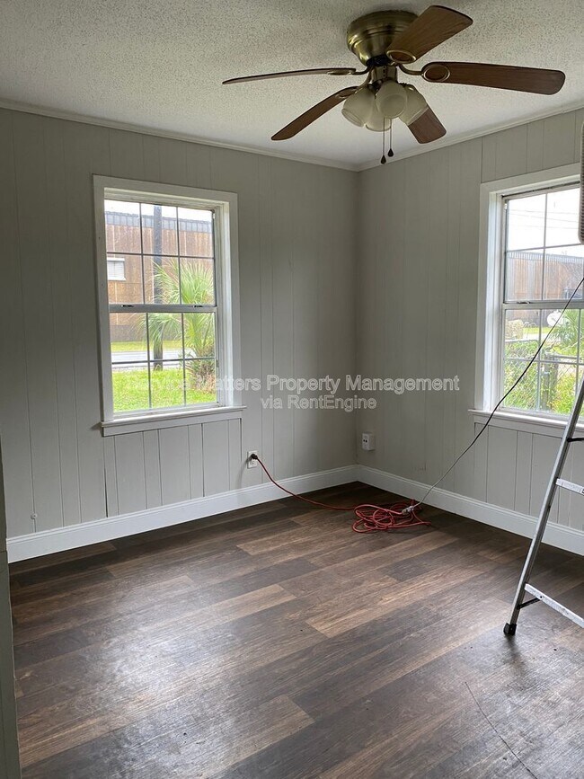 Building Photo - 3213 N Guillemard St