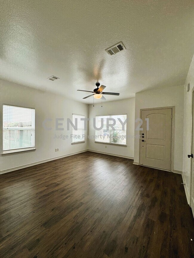 Building Photo - 212 Lasso Cir