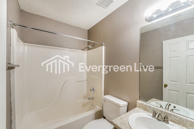 Building Photo - 2027 Townhouse Ln