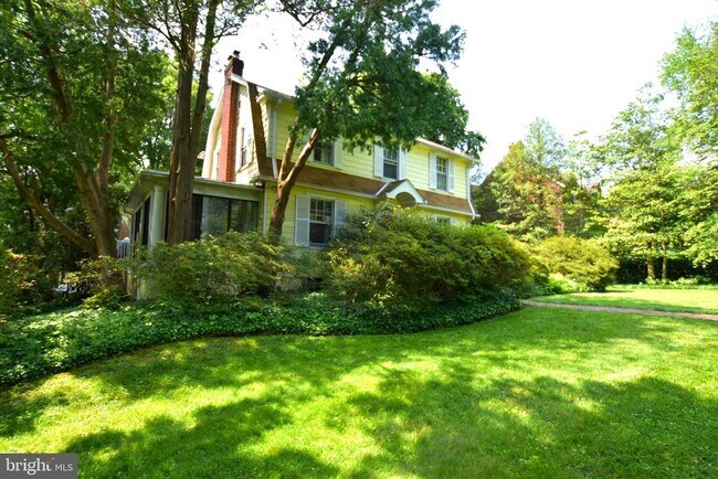 Building Photo - 1300 Noyes Dr