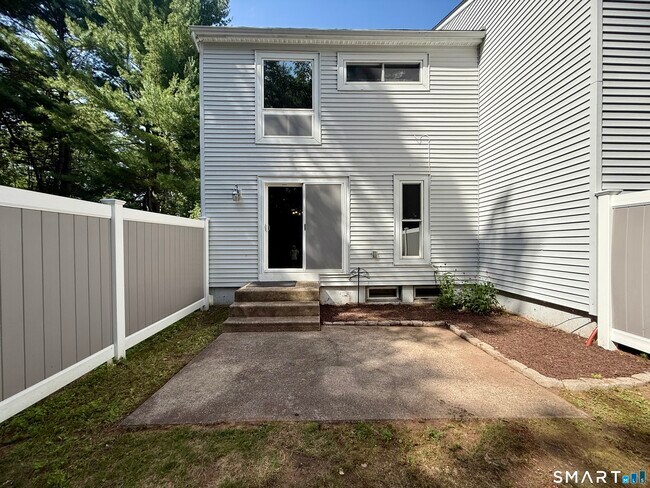 Building Photo - 562 Oak Ave