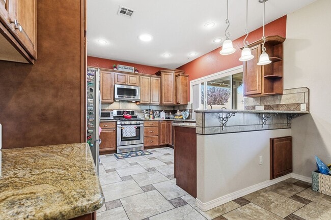 Building Photo - Prestine 4 bedroom home near the Golf Course