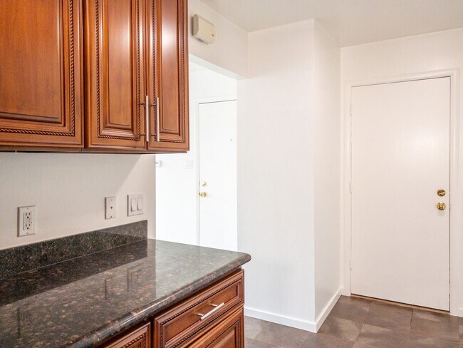 Building Photo - 1BR/1BA Charmer! BAY VIEWS and Parking! Laundry On-Site! Balcony! PROGRESSIVE