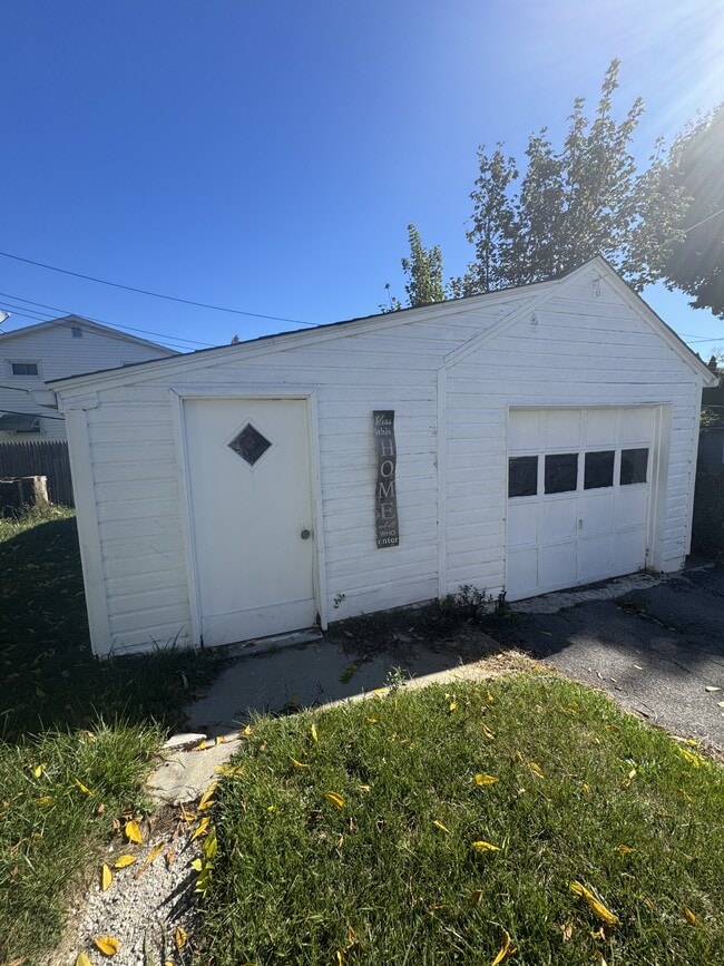Building Photo - 148 Ellsinore St