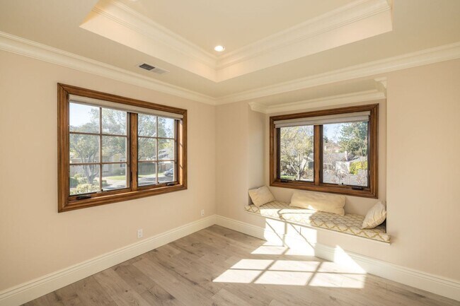 Building Photo - 5 Bed, 4.5 Bath Executive Home w/ Designer...