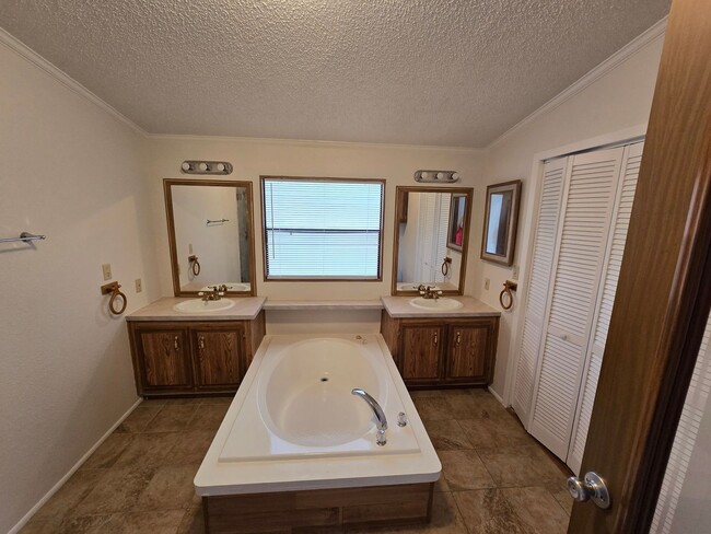 Building Photo - Privacy in the country!