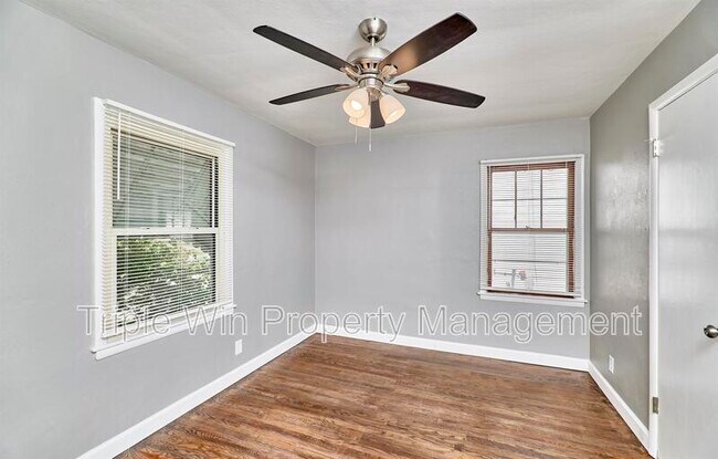 Building Photo - 9823 Meadowview Dr