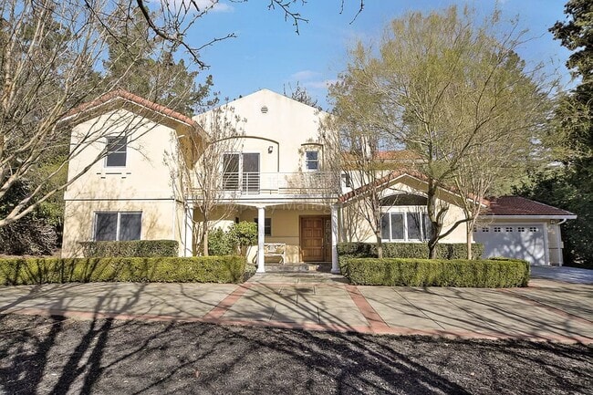 Primary Photo - Luxurious 4 bed / 3.5 bath / 3,276 sqft Ho...
