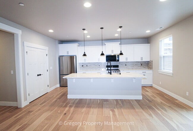 Building Photo - Brand New Spacious 5-Bedroom Retreat at Coyote Ridge 3 Full Baths 2 Car Garage 2330sf A/C Prime B...