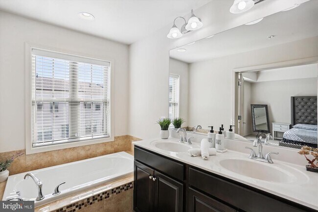 Building Photo - 13950 Estuary Dr