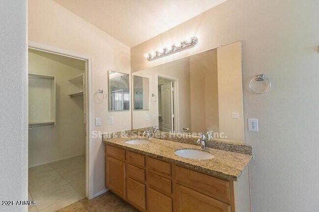 Building Photo - SPACIOUS SWEET HOME