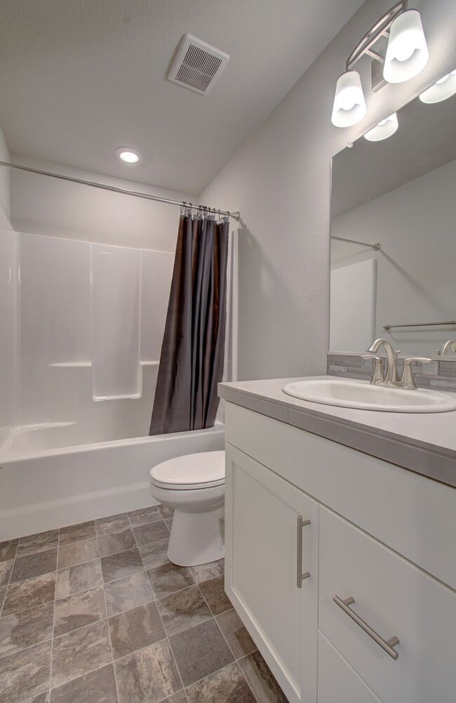Building Photo - Immaculate Ridgefield Townhome