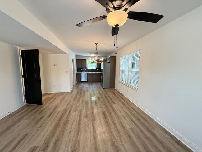 Building Photo - 2067 Aster Dr