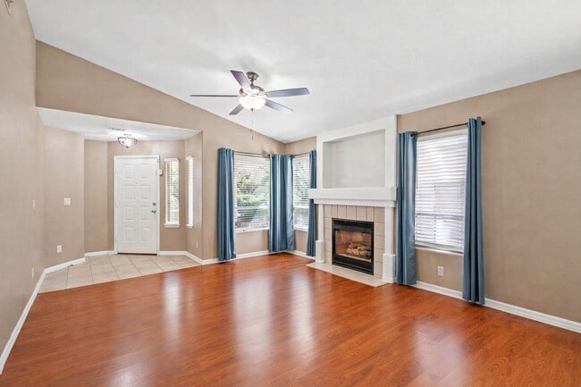 Building Photo - Beautiful Bright 3 Bedroom Single Story Home with Expansive Kitchen and Gorgeous Backyard