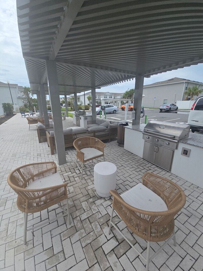 Building Photo - Gorgeous 3-Bedroom, 2-Bathroom Townhouse in Bradenton