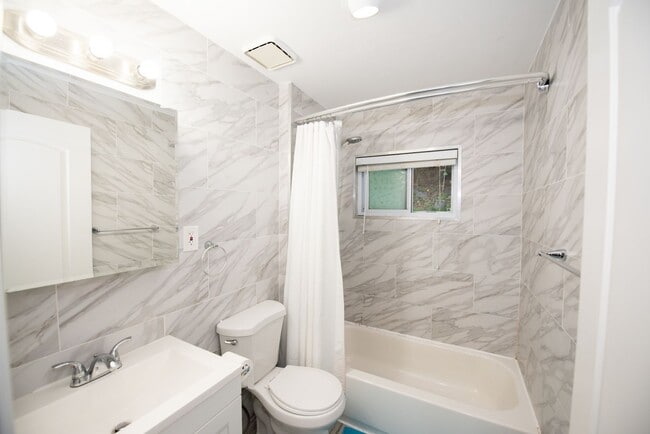 Building Photo - Beautiful 4BD Dutch Colonial Home in Harts...