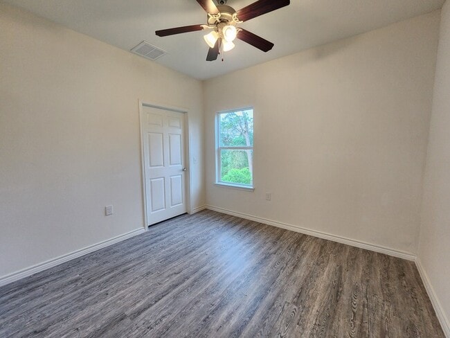 Building Photo - 4-Bed 2 Bath 2 Car Garage-Available July f...